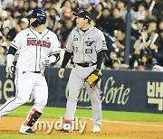 [MD포토] 김기연 '류현진 상대로 두산 첫 안타'