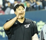 [MD포토] 복귀 첫 승 류현진 '사랑하는 아내와 딸에게 손 흔들며'