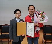 당선증 받은 국힘 박덕흠 당선인