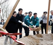 내포신도시 도민 참여 숲에 첫 헌수목…명품화 '첫 삽'