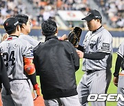 6이닝 무실점 류현진,'동료들 축하 받으며' [사진]