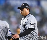 [ST포토] 2회 수비 끝낸 류현진, '땀 줄줄'