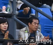 [ST포토] 류현진 선발 응원 온 부모님과 아내 배지현