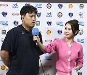 [ST포토] 장민지 아나운서와 승리 인터뷰 하는 류현진