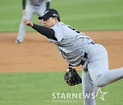 [포토] 류현진 '밸런스 끝까지 유지'