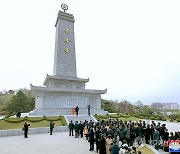 중국예술단 북한 우의탑에 헌화