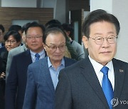 민주·민주연합 선대위 해단식 입장하는 이재명 대표