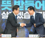 인사하는 민주당 이재명 대표와 더불어민주연합 윤영덕 공동대표