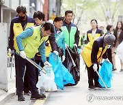 새봄맞이 대청소하는 서강석 구청장