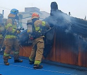 포항 주택서 난 불 인근 주택 옮겨붙어…2명 부상