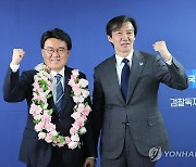 황운하 당선인과 함께 포즈 취하는 조국 대표