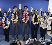 꽃목걸이 걸고 기념촬영 하는 조국 대표와 당선인들