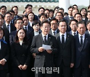 [포토]이재명 대표, '현충문 앞에서 기자회견'