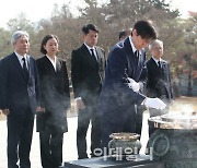 [포토]'현충원 참배하는 조국 대표'