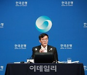 ‘무너진’ 외환당국 개입 경계…환율 11.3원 오른 1375.4원[외환마감]