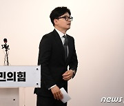 "나라 걱정하며 살겠다"는 한동훈…정치적 재기 가능성은