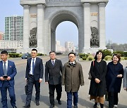 북한 개선문 둘러보는 중국 예술단 단원들