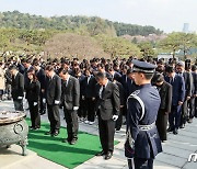 이재명 대표, 총선 당선인들과 현충원 참배