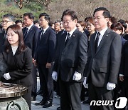 서울현충원서 분향하는 백승아 더불어비례연합 공동대표