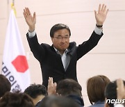 손 흔드는 김대식 부산 사상구 당선인