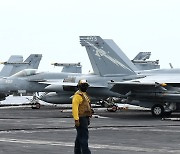 발진 앞둔 F/A-18E/F 함재기들