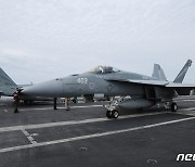 루스벨트함서 발진 준비중인 F/A-18E 함재기