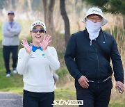 [포토]양손 인사로 출발하는 정지민2