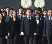 이재명, 현충원 참배 '세 과시'..."尹과 당연히 만나야"