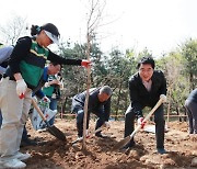 관악구, 제79회 식목일 기념 탄소·미세먼지 줄이는 나무심기 동참