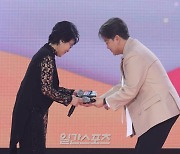 [포토] 김호중 '심수봉 선배님 축하드립니다'