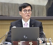 [포토]금융통화위원회 주재하는 이창용 총재