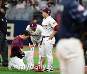 [MD포토] 김재웅 '타구에 맞고 치료중'