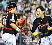 [MD포토] 완벽투 유영찬 '싱글벙글'