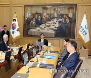 금융통화위원회 주재하는 이창용 총재