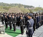 참배하는 이재명 대표