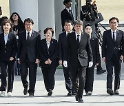 비례대표 당선인들과 국립서울현충원 찾은 조국 대표