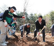 관악구, 탄소·미세먼지 줄이는 '나무심기' 동참