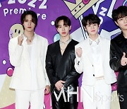 하이라이트, 데뷔 15주년 단독 콘서트 전 활짝 웃었다