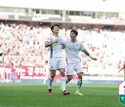 '김기동 더비서 친정팀이 웃었다' 난타전 끝 포항, 서울에 4-2 역전승...리그 1위 수성