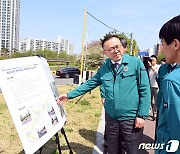 자동차단시설 설치 추진 상황 설명 듣는 이한경 본부장