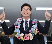 4번 낙선 끝 '궨당' 제주서 연고주의 깨고 당선 '오뚝이' 문대림