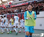 '박태하호' 포항, 김기동의 서울 4-2 제압…선두 질주