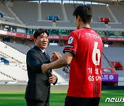 기성용 축하 받는 고요한