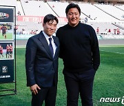 김진규 축하 받는 고요한