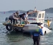 충남 태안군 영목항에서 승용차 추락...운전자 구조