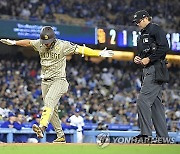 김하성, 시즌 2호 홈런…MLB서 가장 비싼 투수서 뽑아내