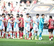 [포토] 서울에게 4-2 역전승 거두고 선두 질주하는 포항