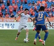 강원FC, 울산HD 원정서 0-4 대패…이상헌, 페널티킥 실축