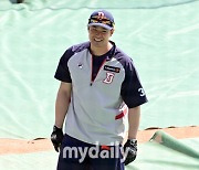 [MD포토] 김재환 '오늘 왠지 느낌이 좋아'