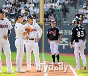 [MD포토] 신민재와 두산 '비디오판독 결과가 궁금해'